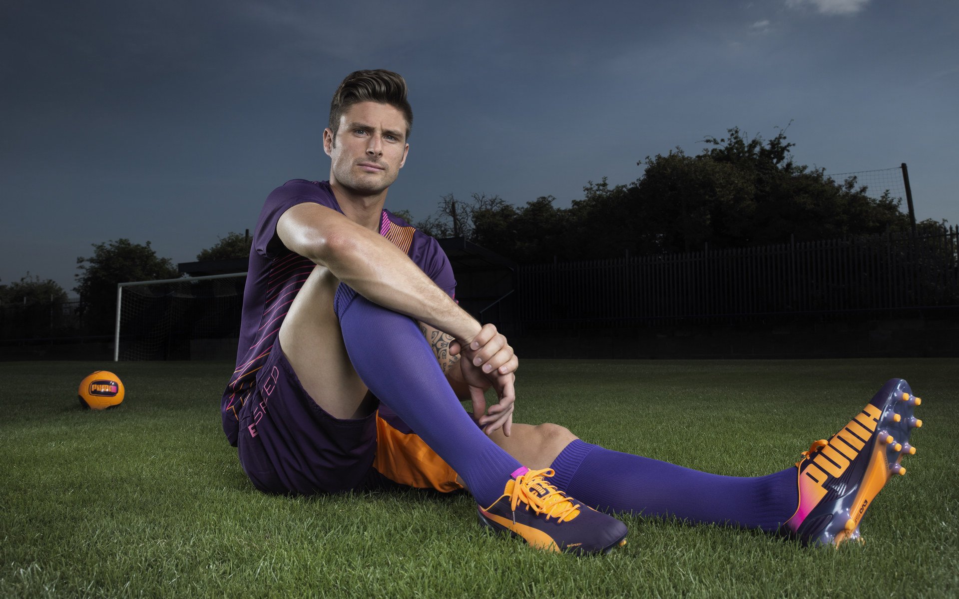 中前场联动压迫制造三角围抢